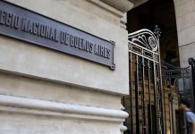 El Colegio Nacional Buenos Aires prohibió que los alumnos usen el celular en las aulas