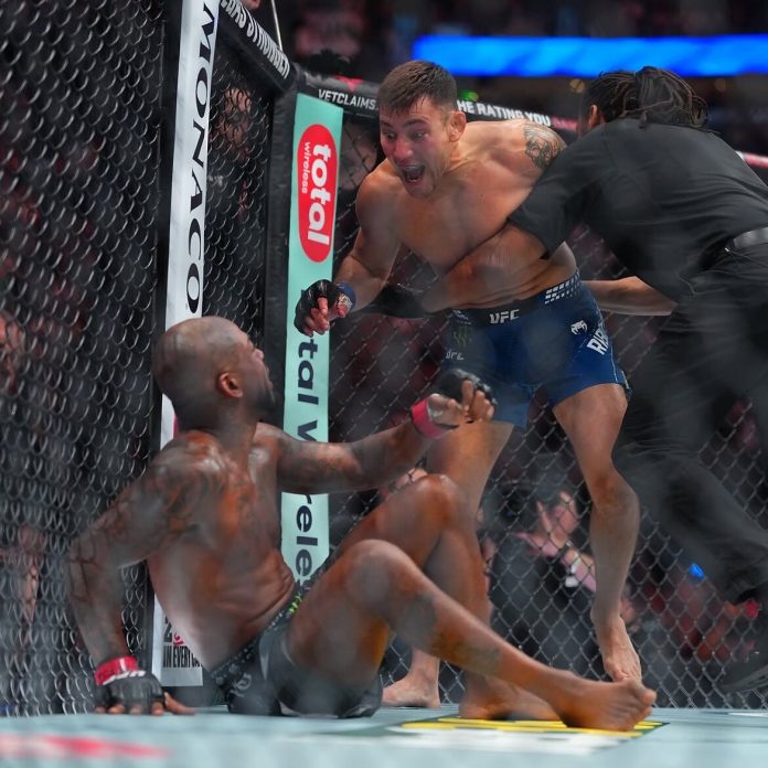 El demoledor nocaut del argentino Esteban Ribovics en la UFC: derribó tres veces a su rival y ganó en el primer round