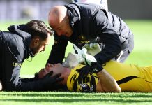 El entrenador del Chelsea confirmó que Emiliano Dibu Martínez fue trasladado al hospital tras chocar la cabeza con un rival