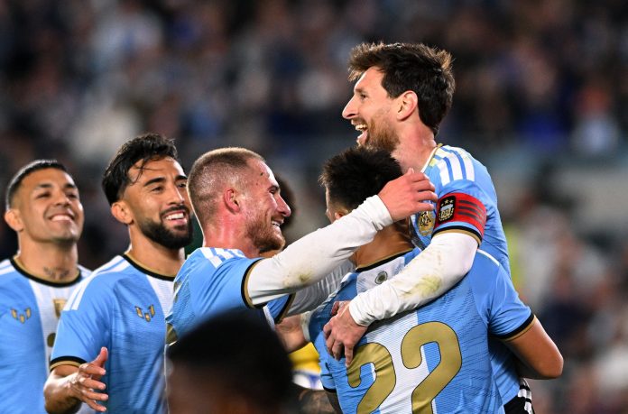 El gol de penal de Lionel Messi en su despedida de la selección argentina: el especial festejo con el plantel