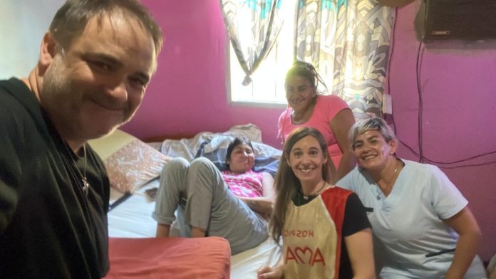El hombre que pidió ayuda para volver a Bolivia y ver a su hijo antes de morir, y la red que nació a partir de ese último deseo