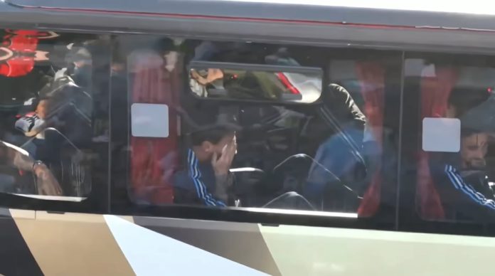 El momento en el que Messi rompió en llanto arriba del micro que trasladó a la selección argentina al Monumental