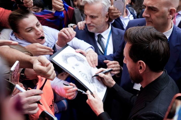 El momento en el que Messi sorprendió a la seguridad y rompió el protocolo en su visita a España para recibir un premio