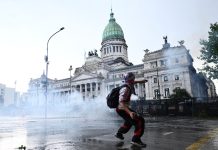 Graves incidentes en el Congreso: tras la fallida sesión, Gendarmería detuvo a 25 manifestantes y desalojó la plaza