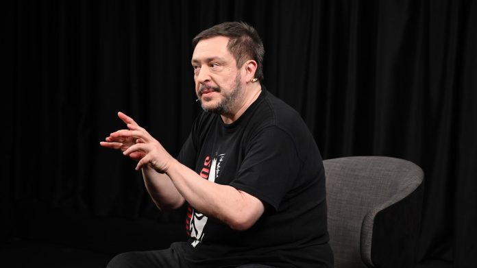 Hernán Casciari denunciado por estafa: qué dice la letra chica de sus “términos y condiciones” para invertir en dólares