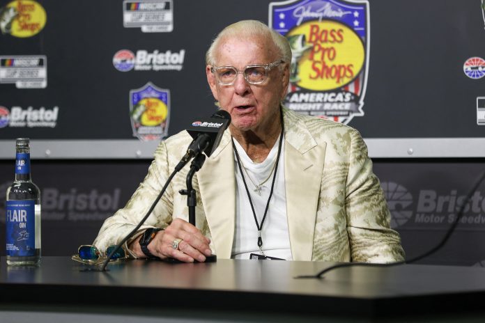 Hospitalizan de urgencia a Ric Flair, leyenda de la WWE, tras desplomarse y sufrir heridas en Tampa