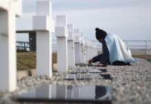 Imágenes de la televisión chilena muestran actos de vandalismo contra homenajes argentinos en el cementerio de las Malvinas