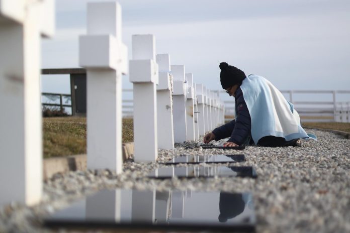 Imágenes de la televisión chilena muestran actos de vandalismo contra homenajes argentinos en el cementerio de las Malvinas