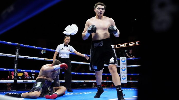 Insólito: una jueza se negó a detener una pelea, le pidió al boxeador que siga y a los pocos segundos decretó su derrota por KO
