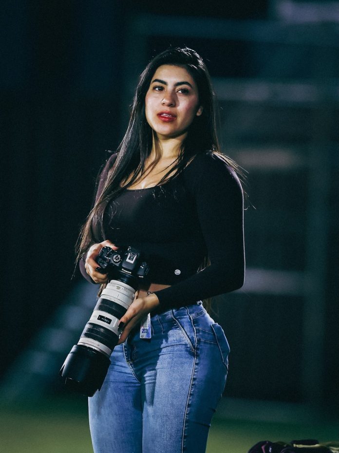 La defensa de la fotógrafa que quedó involucrada en el polémico código de vestimenta a periodistas que impuso un club paraguayo