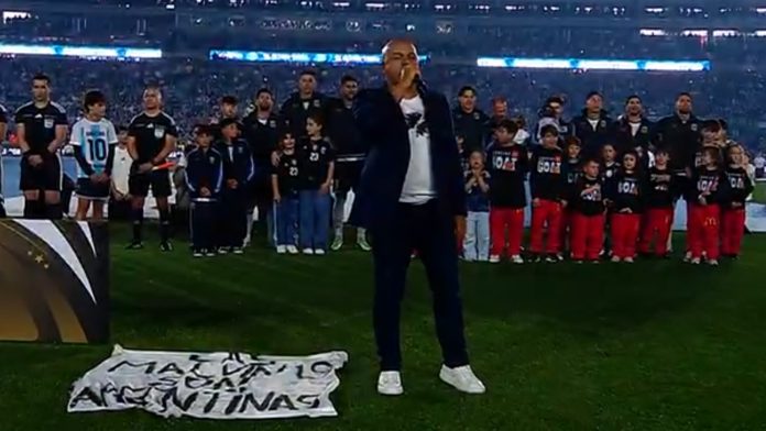 Las lágrimas de Messi y Scaloni durante la emocionante interpretación del himno del ex combatiente Fabio Santana, con la bandera de Malvinas al lado