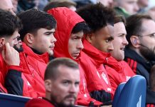 Manchester United volvió a perder y Gary Neville lanzó una dura advertencia: qué dijo sobre Lisandro Martínez y la crisis interna