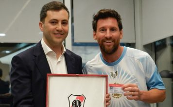 Messi fue nombrado socio honorario de River Plate antes de su despedida: el detalle en el carnet que hizo furor