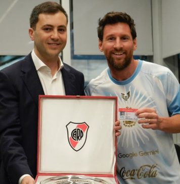 Messi fue nombrado socio honorario de River Plate antes de su despedida: el detalle en el carnet que hizo furor