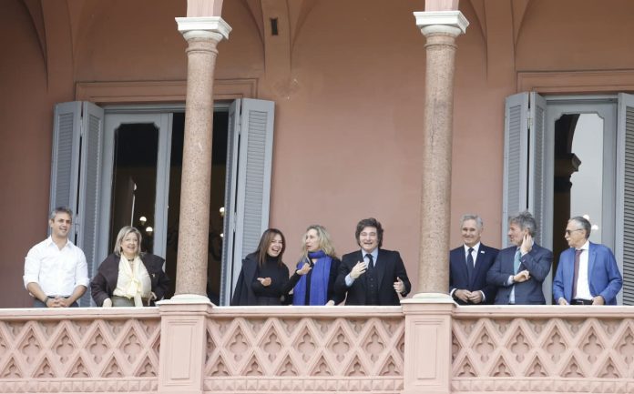 Milei reunió a su Gabinete, evitó hablar del triunfo de Lula, pero desafió: “Los argentinos elegirán entre el partido de la libertad vs