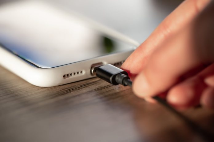 Modo avión + Wi-Fi: el truco para cargar el celular más rápido