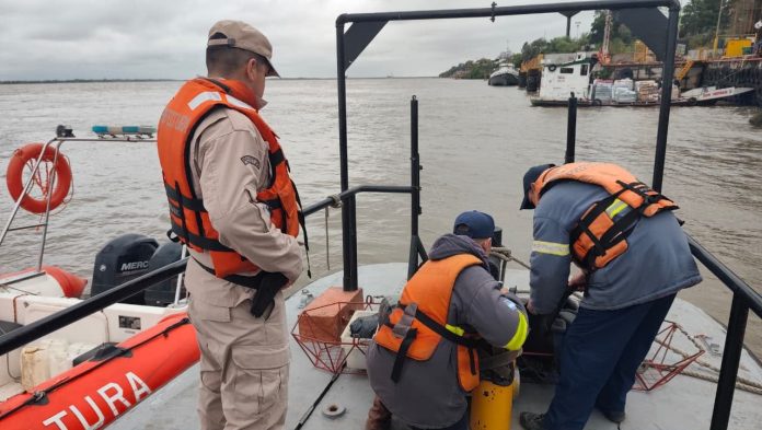 Naufragio en el río Paraná: rescataron a un hombre y buscan a otros tres tripulantes desaparecidos en Santa Fe