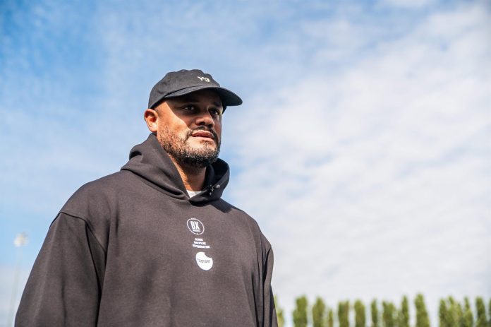 Preocupación por el estilo de vida del técnico del Bayern Múnich Vincent Komapny tras su colapso que obligó a trasladarlo de urgencia al hospital