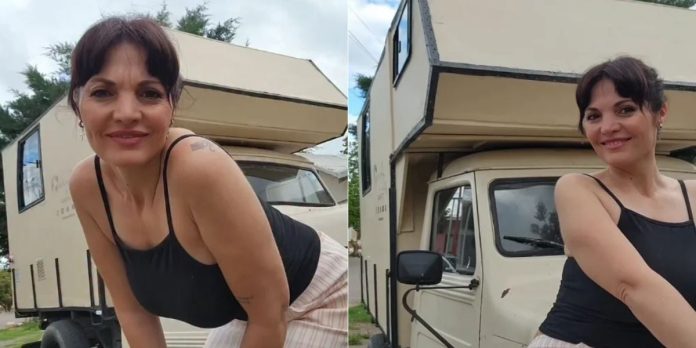 Remodeló su camper de 1963 para que sea su casa y su estudio de grabación móvil: así recorre el país