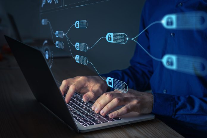 Robaron más de US$100 millones en criptomonedas insertando un chip espía en monederos físicos