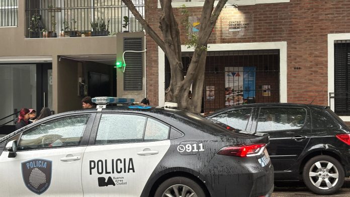 Robo en el Centro Venezolano Argentino de Villa Crespo: destrozaron puertas y se llevaron equipos tecnológicos