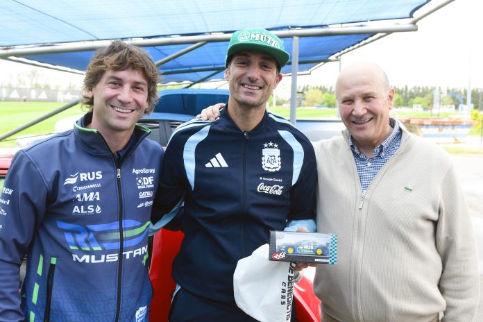 Scaloni recibió la visita de su ídolo del TC: el regalo que lo emocionó y una sorprendente invitación