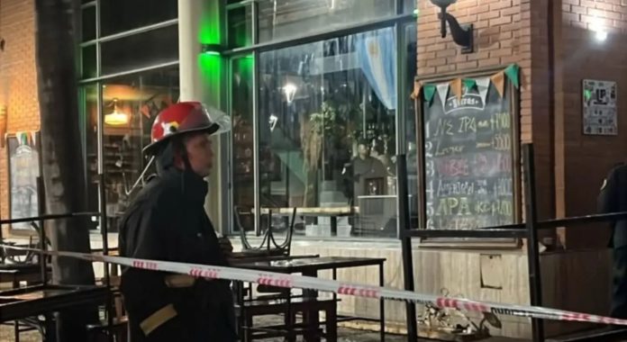 Se derrumbó un bar de Paraná en medio del festejo de un cumpleaños: hubo 15 heridos