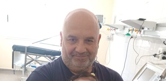 Su esposa murió en el parto, su hija nació, quedó con secuelas y necesita asistencia permanente: el desesperado pedido de un padre