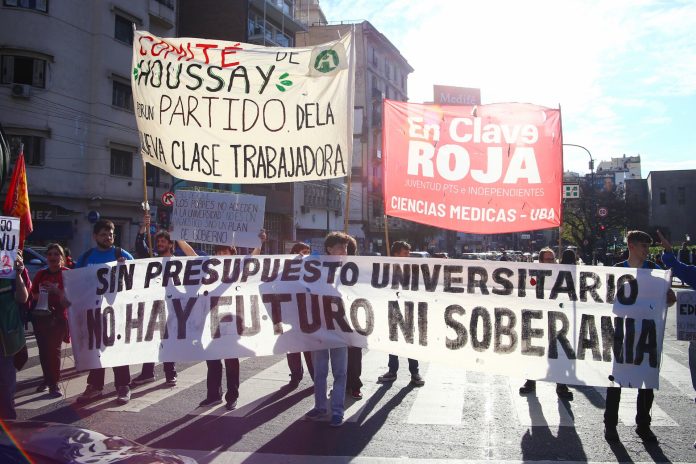 Tensión en la previa de la Marcha Universitaria: detuvieron a un hombre en un semaforazo en defensa por los profesorados