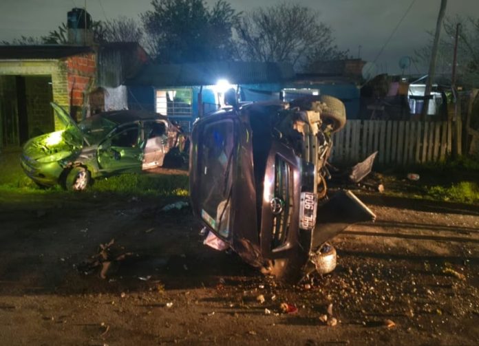 Tomó el auto de su padre sin autorización, chocó contra una casa, dejó dos heridos y huyó a pie con sus amigos
