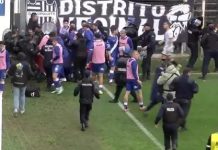 Tres rojas, caída de una camilla, golpes e intervención policial: los videos de los incidentes en una semifinal del fútbol argentino