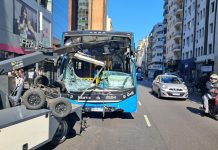 Un colectivo chocó contra una grúa a metros del Obelisco: dos heridos