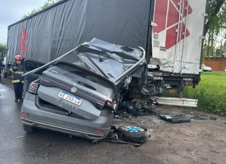 Un conductor perdió el control de su camioneta y chocó contra un acoplado en la Ruta 2: hay un muerto