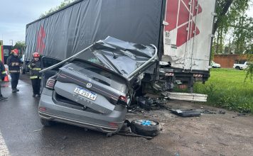 Un conductor perdió el control de su camioneta y chocó contra un acoplado en la Ruta 2: hay un muerto