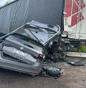 Un conductor perdió el control de su camioneta y chocó contra un acoplado en la Ruta 2: hay un muerto