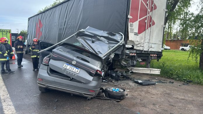 Un conductor perdió el control de su camioneta y chocó contra un acoplado en la Ruta 2: hay un muerto