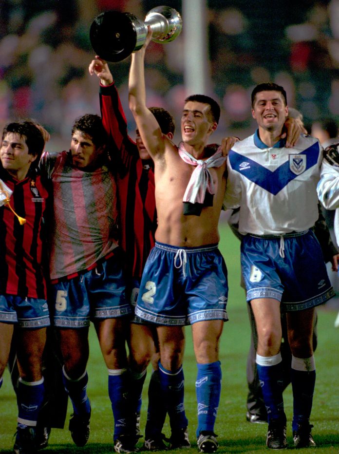 Un ex capitán de River Plate y Vélez reveló que le prendieron fuego una colección de más de 100 camisetas