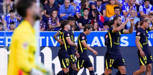 Una brutal patada a Julián Álvarez que terminó en roja y el cabezazo agónico del Cuti Romero: Atlético Madrid ganó y pelea por la cima