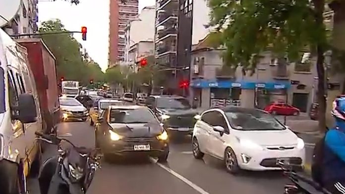 Una falla técnica afecta a varias barreras del tren Sarmiento y complica a cientos de automovilistas