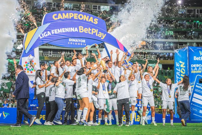 Una informe internacional reveló las brechas salariales y el costo psicológico detrás del crecimiento del fútbol femenino