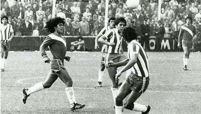 Una tarde de miércoles con aroma a domingo que cambió la historia del fútbol argentino: a 50 años del debut de Diego Maradona