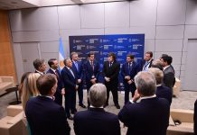 Uno por uno, quiénes aparecen en la foto con Javier Milei en la Argentina Week de París