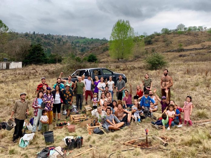Vivió casi dos años en carpa en medio de las sierras cordobesas y junto a 10 amigos fundó un ecopueblo que hoy alberga a 250 vecinos