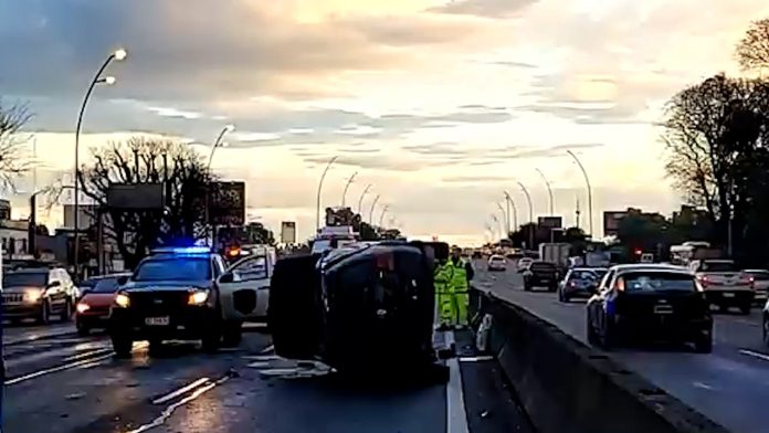 Volcó sobre la avenida General Paz tras un choque y otro auto lo embistió: cuatro heridos y caos de tránsito en la zona